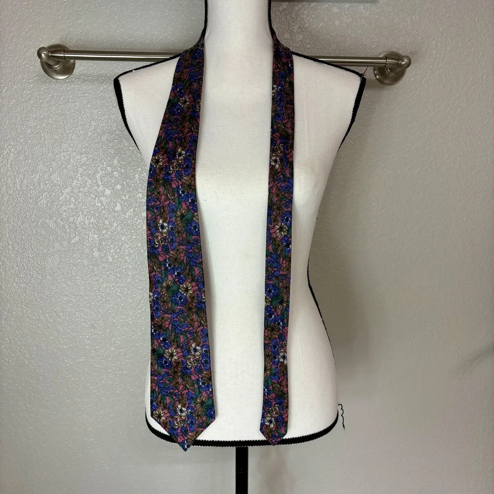 Moody 80s Silk Flower Pattern Neck Tie Salvatori Made in USA Purple Pink Necktie